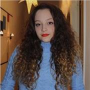 Ragazza al quarto anno di liceo scientifico internazionale